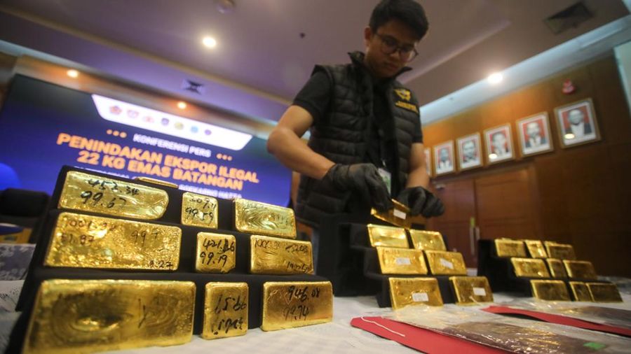 Barang bukti emas hasil penindakan ekspor di Terminal 3 Bandara Soekarno-Hatta diampilkan saat konferensi pers Penindakan Ekspor 22 Kg Emas Batangan di Kantor Pusat Bea Cukai, Jakarta, Selasa (18/8/2026). (CNBC Indonesia/Faisal Rahman)