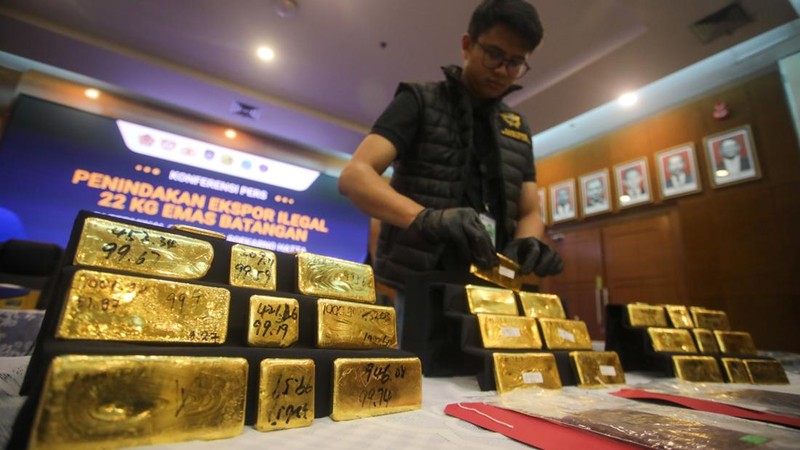 Barang bukti emas hasil penindakan ekspor di Terminal 3 Bandara Soekarno-Hatta diampilkan saat konferensi pers Penindakan Ekspor 22 Kg Emas Batangan di Kantor Pusat Bea Cukai, Jakarta, Selasa (18/8/2026). (CNBC Indonesia/Faisal Rahman)