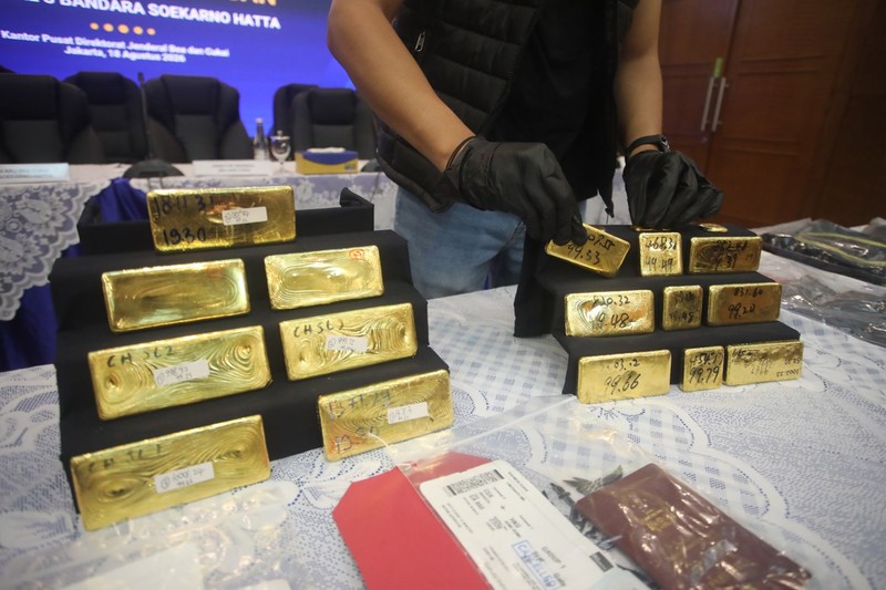 Barang bukti emas hasil penindakan ekspor di Terminal 3 Bandara Soekarno-Hatta diampilkan saat konferensi pers Penindakan Ekspor 22 Kg Emas Batangan di Kantor Pusat Bea Cukai, Jakarta, Selasa (18/8/2026). (CNBC Indonesia/Faisal Rahman)