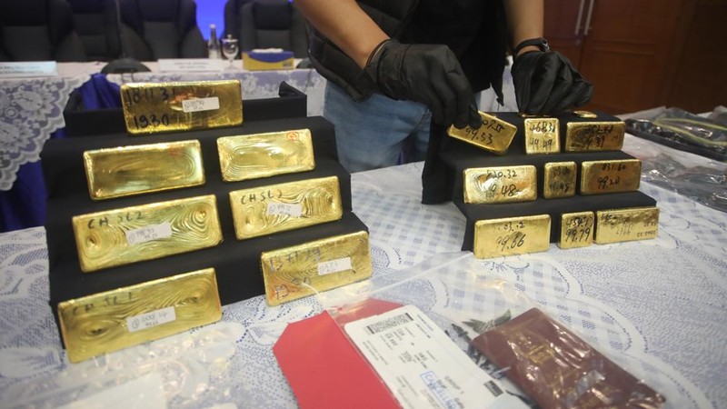 Barang bukti emas hasil penindakan ekspor di Terminal 3 Bandara Soekarno-Hatta diampilkan saat konferensi pers Penindakan Ekspor 22 Kg Emas Batangan di Kantor Pusat Bea Cukai, Jakarta, Selasa (18/8/2026). (CNBC Indonesia/Faisal Rahman)