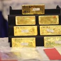 Barang bukti emas hasil penindakan ekspor di Terminal 3 Bandara Soekarno-Hatta diampilkan saat konferensi pers Penindakan Ekspor 22 Kg Emas Batangan di Kantor Pusat Bea Cukai, Jakarta, Selasa (18/8/2026). (CNBC Indonesia/Faisal Rahman)