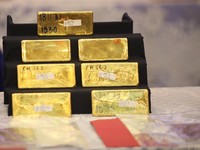 Barang bukti emas hasil penindakan ekspor di Terminal 3 Bandara Soekarno-Hatta diampilkan saat konferensi pers Penindakan Ekspor 22 Kg Emas Batangan di Kantor Pusat Bea Cukai, Jakarta, Selasa (18/8/2026). (CNBC Indonesia/Faisal Rahman)