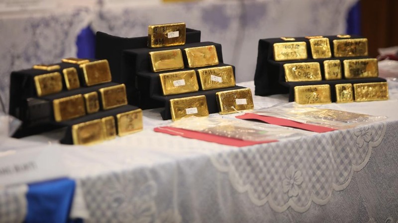 Barang bukti emas hasil penindakan ekspor di Terminal 3 Bandara Soekarno-Hatta diampilkan saat konferensi pers Penindakan Ekspor 22 Kg Emas Batangan di Kantor Pusat Bea Cukai, Jakarta, Selasa (18/8/2026). (CNBC Indonesia/Faisal Rahman)