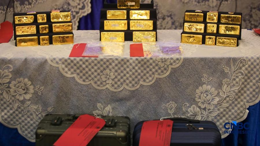 Barang bukti emas hasil penindakan ekspor di Terminal 3 Bandara Soekarno-Hatta diampilkan saat konferensi pers Penindakan Ekspor 22 Kg Emas Batangan di Kantor Pusat Bea Cukai, Jakarta, Selasa (18/8/2026). (CNBC Indonesia/Faisal Rahman)