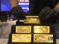 Barang bukti emas hasil penindakan ekspor di Terminal 3 Bandara Soekarno-Hatta diampilkan saat konferensi pers Penindakan Ekspor 22 Kg Emas Batangan di Kantor Pusat Bea Cukai, Jakarta, Selasa (18/8/2026). (CNBC Indonesia/Faisal Rahman)