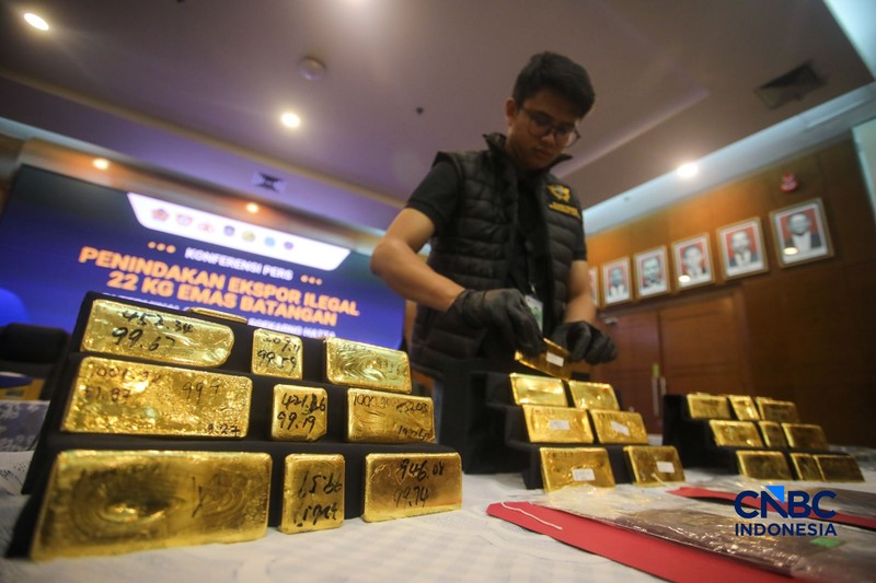 Barang bukti emas hasil penindakan ekspor di Terminal 3 Bandara Soekarno-Hatta diampilkan saat konferensi pers Penindakan Ekspor 22 Kg Emas Batangan di Kantor Pusat Bea Cukai, Jakarta, Selasa (18/8/2026). (CNBC Indonesia/Faisal Rahman)