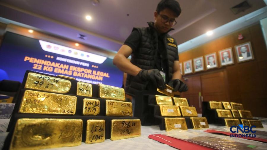 Barang bukti emas hasil penindakan ekspor di Terminal 3 Bandara Soekarno-Hatta diampilkan saat konferensi pers Penindakan Ekspor 22 Kg Emas Batangan di Kantor Pusat Bea Cukai, Jakarta, Selasa (18/8/2026). (CNBC Indonesia/Faisal Rahman)