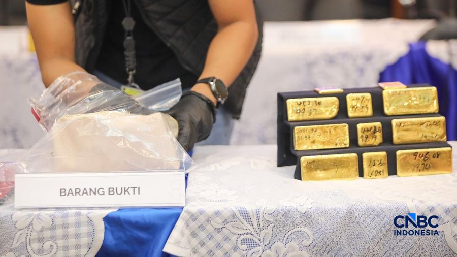Barang bukti emas hasil penindakan ekspor di Terminal 3 Bandara Soekarno-Hatta diampilkan saat konferensi pers Penindakan Ekspor 22 Kg Emas Batangan di Kantor Pusat Bea Cukai, Jakarta, Selasa (18/8/2026). (CNBC Indonesia/Faisal Rahman)