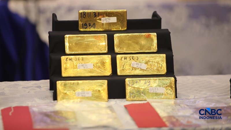 Barang bukti emas hasil penindakan ekspor di Terminal 3 Bandara Soekarno-Hatta diampilkan saat konferensi pers Penindakan Ekspor 22 Kg Emas Batangan di Kantor Pusat Bea Cukai, Jakarta, Selasa (18/8/2026). (CNBC Indonesia/Faisal Rahman)