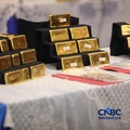 Barang bukti emas hasil penindakan ekspor di Terminal 3 Bandara Soekarno-Hatta diampilkan saat konferensi pers Penindakan Ekspor 22 Kg Emas Batangan di Kantor Pusat Bea Cukai, Jakarta, Selasa (18/8/2026). (CNBC Indonesia/Faisal Rahman)