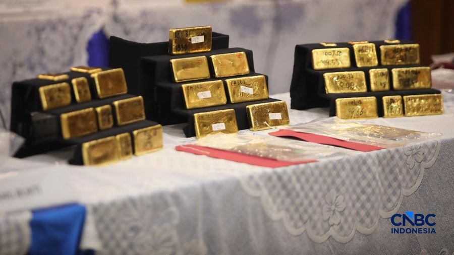 Barang bukti emas hasil penindakan ekspor di Terminal 3 Bandara Soekarno-Hatta diampilkan saat konferensi pers Penindakan Ekspor 22 Kg Emas Batangan di Kantor Pusat Bea Cukai, Jakarta, Selasa (18/8/2026). (CNBC Indonesia/Faisal Rahman)