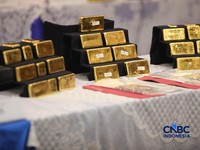 Barang bukti emas hasil penindakan ekspor di Terminal 3 Bandara Soekarno-Hatta diampilkan saat konferensi pers Penindakan Ekspor 22 Kg Emas Batangan di Kantor Pusat Bea Cukai, Jakarta, Selasa (18/8/2026). (CNBC Indonesia/Faisal Rahman)