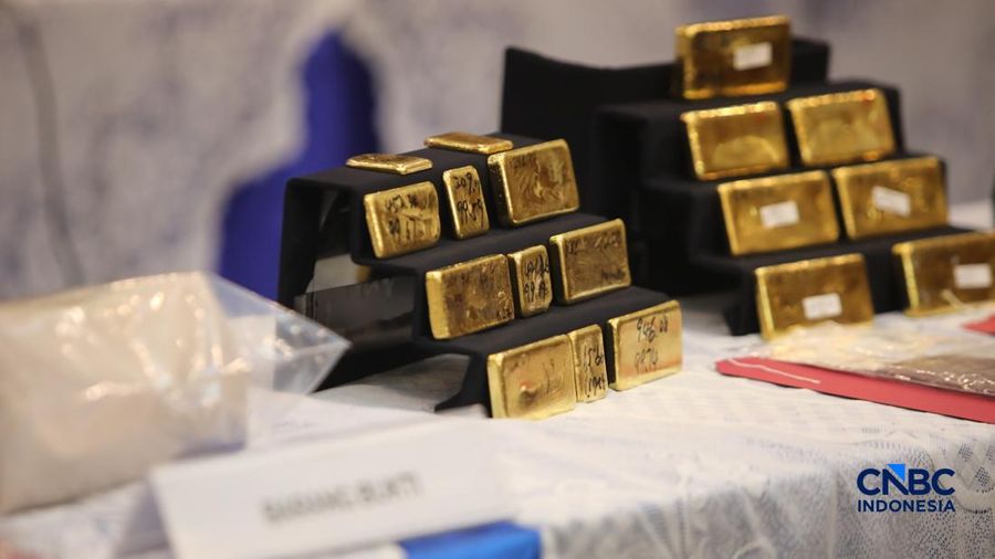 Barang bukti emas hasil penindakan ekspor di Terminal 3 Bandara Soekarno-Hatta diampilkan saat konferensi pers Penindakan Ekspor 22 Kg Emas Batangan di Kantor Pusat Bea Cukai, Jakarta, Selasa (18/8/2026). (CNBC Indonesia/Faisal Rahman)