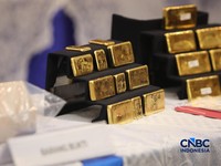 Barang bukti emas hasil penindakan ekspor di Terminal 3 Bandara Soekarno-Hatta diampilkan saat konferensi pers Penindakan Ekspor 22 Kg Emas Batangan di Kantor Pusat Bea Cukai, Jakarta, Selasa (18/8/2026). (CNBC Indonesia/Faisal Rahman)