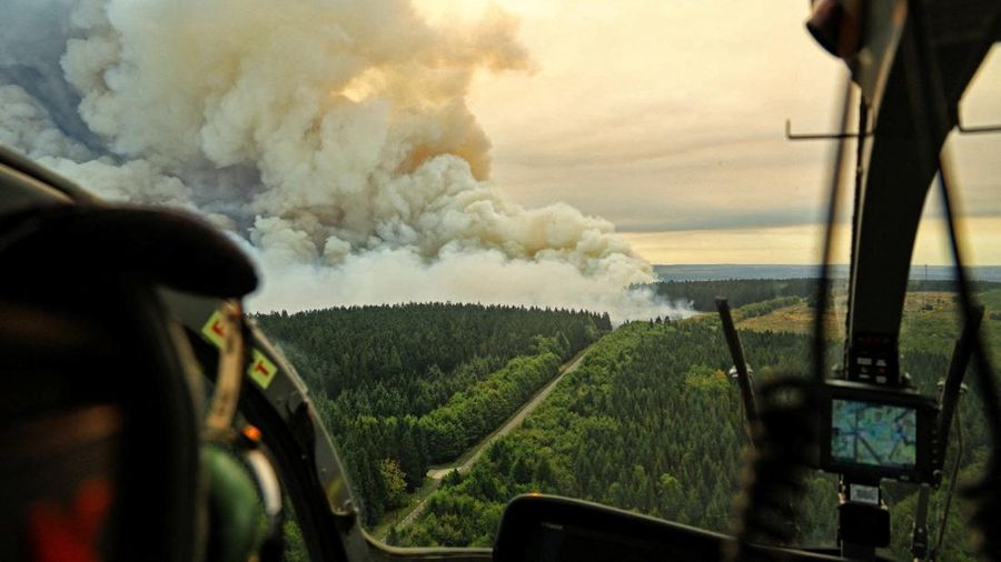 Pesawat Angkata Udara Belgia melakukan pemadaman api yang membakar hutan di wilayah High Fens, Belgia, Senin (17/8/2026). (Polisi Federal Belgia/Handout via REUTERS)