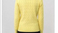 Bosan Cardigan Warna Netral yang Itu-itu Aja? Cable Knit Kuning Ini Bikin Outfit Auto Beda 