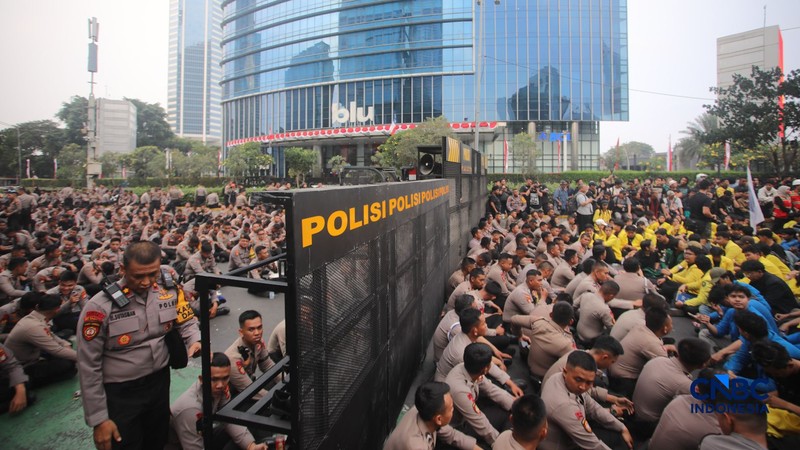 Ratusan mahasiswa yang menggelar aksi unjuk rasa di kawasan Jalan Jenderal Sudirman, Jakarta Pusat, Selasa (18/8/2026) menyebabkan akses jalan menuju arah Bundaran HI ditutup. (CNBC Indonesia/Faisal Rahman)