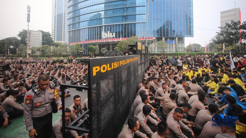 Ratusan mahasiswa yang menggelar aksi unjuk rasa di kawasan Jalan Jenderal Sudirman, Jakarta Pusat, Selasa (18/8/2026) menyebabkan akses jalan menuju arah Bundaran HI ditutup. (CNBC Indonesia/Faisal Rahman)