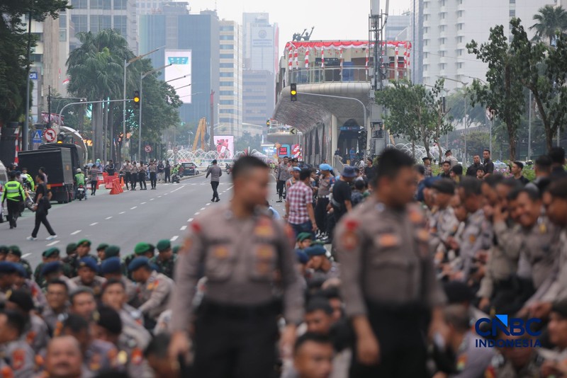 Ratusan mahasiswa yang menggelar aksi unjuk rasa di kawasan Jalan Jenderal Sudirman, Jakarta Pusat, Selasa (18/8/2026) menyebabkan akses jalan menuju arah Bundaran HI ditutup. (CNBC Indonesia/Faisal Rahman)