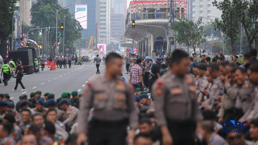 Ratusan mahasiswa yang menggelar aksi unjuk rasa di kawasan Jalan Jenderal Sudirman, Jakarta Pusat, Selasa (18/8/2026) menyebabkan akses jalan menuju arah Bundaran HI ditutup. (CNBC Indonesia/Faisal Rahman)