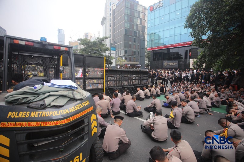 Ratusan mahasiswa yang menggelar aksi unjuk rasa di kawasan Jalan Jenderal Sudirman, Jakarta Pusat, Selasa (18/8/2026) menyebabkan akses jalan menuju arah Bundaran HI ditutup. (CNBC Indonesia/Faisal Rahman)