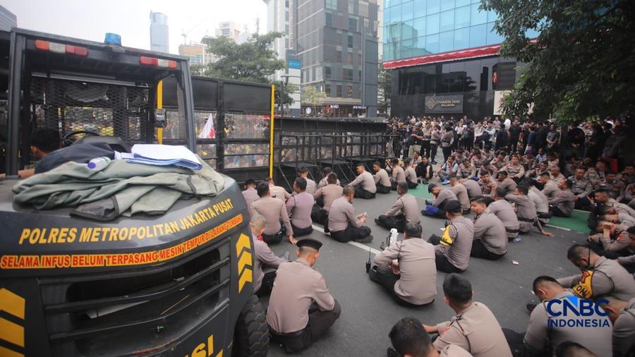 Ratusan mahasiswa yang menggelar aksi unjuk rasa di kawasan Jalan Jenderal Sudirman, Jakarta Pusat, Selasa (18/8/2026) menyebabkan akses jalan menuju arah Bundaran HI ditutup. (CNBC Indonesia/Faisal Rahman)