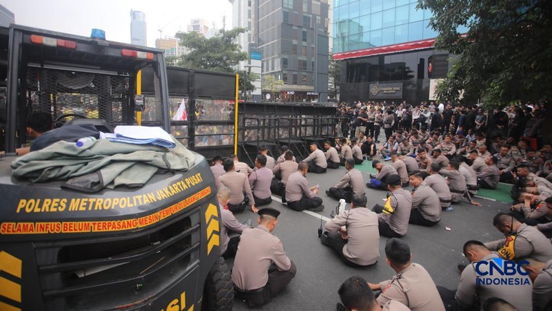 Ratusan mahasiswa yang menggelar aksi unjuk rasa di kawasan Jalan Jenderal Sudirman, Jakarta Pusat, Selasa (18/8/2026) menyebabkan akses jalan menuju arah Bundaran HI ditutup. (CNBC Indonesia/Faisal Rahman)