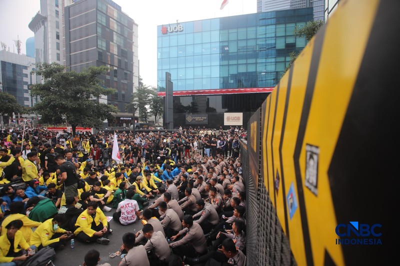 Ratusan mahasiswa yang menggelar aksi unjuk rasa di kawasan Jalan Jenderal Sudirman, Jakarta Pusat, Selasa (18/8/2026) menyebabkan akses jalan menuju arah Bundaran HI ditutup. (CNBC Indonesia/Faisal Rahman)