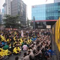 Ratusan mahasiswa yang menggelar aksi unjuk rasa di kawasan Jalan Jenderal Sudirman, Jakarta Pusat, Selasa (18/8/2026) menyebabkan akses jalan menuju arah Bundaran HI ditutup. (CNBC Indonesia/Faisal Rahman)