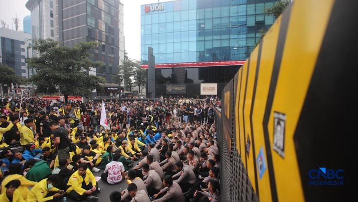Ratusan mahasiswa yang menggelar aksi unjuk rasa di kawasan Jalan Jenderal Sudirman, Jakarta Pusat, Selasa (18/8/2026) menyebabkan akses jalan menuju arah Bundaran HI ditutup. (CNBC Indonesia/Faisal Rahman)