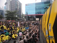 Ratusan mahasiswa yang menggelar aksi unjuk rasa di kawasan Jalan Jenderal Sudirman, Jakarta Pusat, Selasa (18/8/2026) menyebabkan akses jalan menuju arah Bundaran HI ditutup. (CNBC Indonesia/Faisal Rahman)