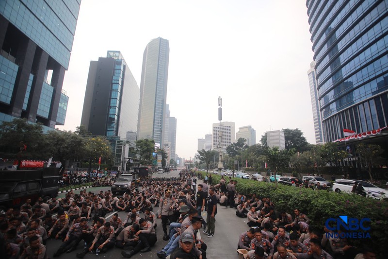 Ratusan mahasiswa yang menggelar aksi unjuk rasa di kawasan Jalan Jenderal Sudirman, Jakarta Pusat, Selasa (18/8/2026) menyebabkan akses jalan menuju arah Bundaran HI ditutup. (CNBC Indonesia/Faisal Rahman)