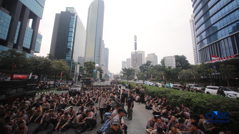 Ratusan mahasiswa yang menggelar aksi unjuk rasa di kawasan Jalan Jenderal Sudirman, Jakarta Pusat, Selasa (18/8/2026) menyebabkan akses jalan menuju arah Bundaran HI ditutup. (CNBC Indonesia/Faisal Rahman)