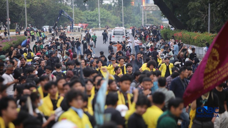 Ratusan mahasiswa yang menggelar aksi unjuk rasa di kawasan Jalan Jenderal Sudirman, Jakarta Pusat, Selasa (18/8/2026) menyebabkan akses jalan menuju arah Bundaran HI ditutup. (CNBC Indonesia/Faisal Rahman)