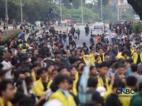 Ratusan mahasiswa yang menggelar aksi unjuk rasa di kawasan Jalan Jenderal Sudirman, Jakarta Pusat, Selasa (18/8/2026) menyebabkan akses jalan menuju arah Bundaran HI ditutup. (CNBC Indonesia/Faisal Rahman)