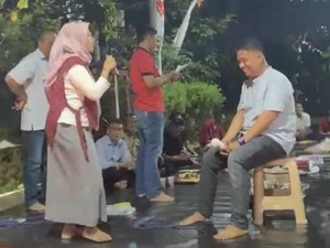 Lomba Tak Biasa 17-an di Gresik, Emak-emak Antusias Ikutan Lomba Ngomel Bojo