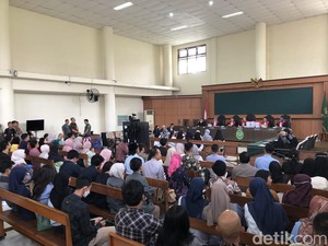 Ortu Korban Geruduk Sidang Perdana Kasus Daycare Little Aresha Jogja