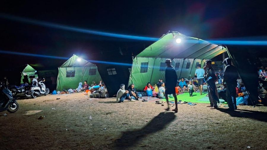 Suasana posko pengungsian warga di Lapangan Berdikari Mbay, Kabupaten Nagekeo, Nusa Tenggara Timur, Senin (17/8) malam. (PT. PLN Persero)
