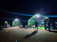 Suasana posko pengungsian warga di Lapangan Berdikari Mbay, Kabupaten Nagekeo, Nusa Tenggara Timur, Senin (17/8) malam. (PT. PLN Persero)