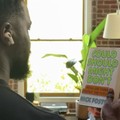 Tampilan perdana AirPods dengan kamera yang sedang beroperasi menggunakan Visual Intelligence. (X/Aaron)