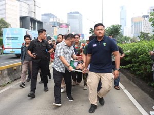 Tim Medis Polda Metro Evakuasi Mahasiswa Pingsan Saat Demo BEM UI di Jakpus