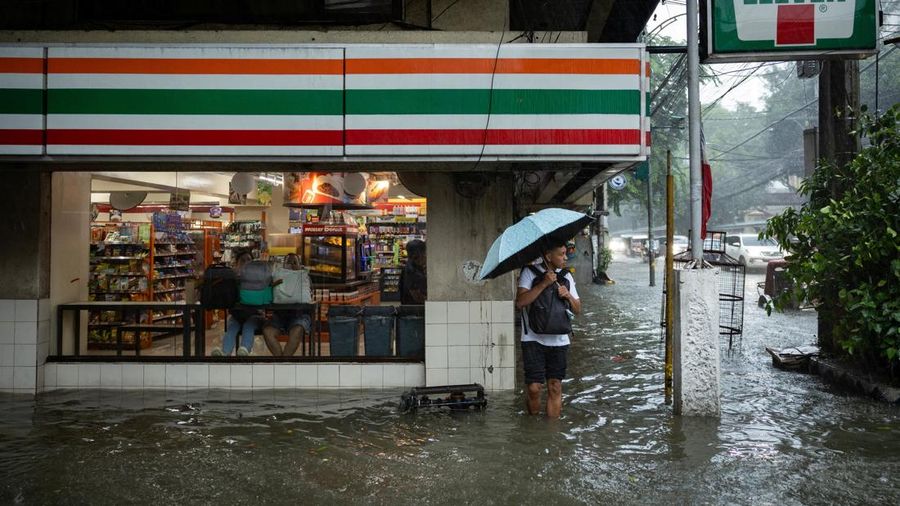 Warga menerjang banjir saat hujan deras musim monsun di Kota Manila, Filipina, Senin (17/8/2026). (REUTERS/Eloisa Lopez)
