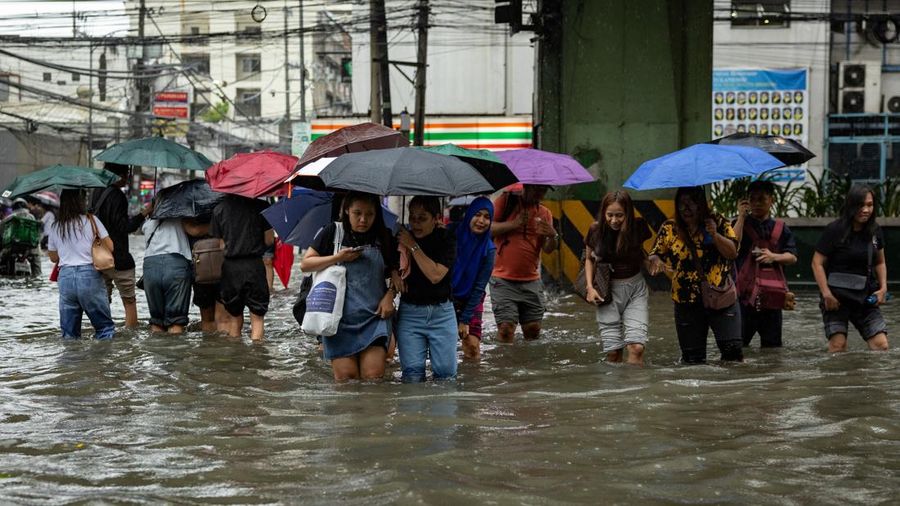 Warga menerjang banjir saat hujan deras musim monsun di Kota Manila, Filipina, Senin (17/8/2026). (REUTERS/Eloisa Lopez)