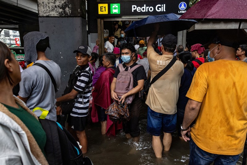 Warga menerjang banjir saat hujan deras musim monsun di Kota Manila, Filipina, Senin (17/8/2026). (REUTERS/Eloisa Lopez)