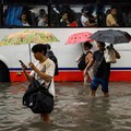 Warga menerjang banjir saat hujan deras musim monsun di Kota Manila, Filipina, Senin (17/8/2026). (REUTERS/Eloisa Lopez)