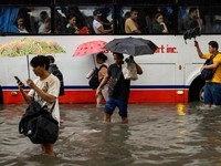 Warga menerjang banjir saat hujan deras musim monsun di Kota Manila, Filipina, Senin (17/8/2026). (REUTERS/Eloisa Lopez)
