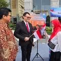 Direktur IT & Operasional Bank Mega, YB. Hariantono (kedua kiri) bersama dengan CCUL Product & Portofolio Head, Yan Adisesha Gandhi (kiri) menyapa pengunjung yang hendak melakukan registrasi KKI melalui aplikasi M-Smile setelah pelaksanaan Upacara Pe