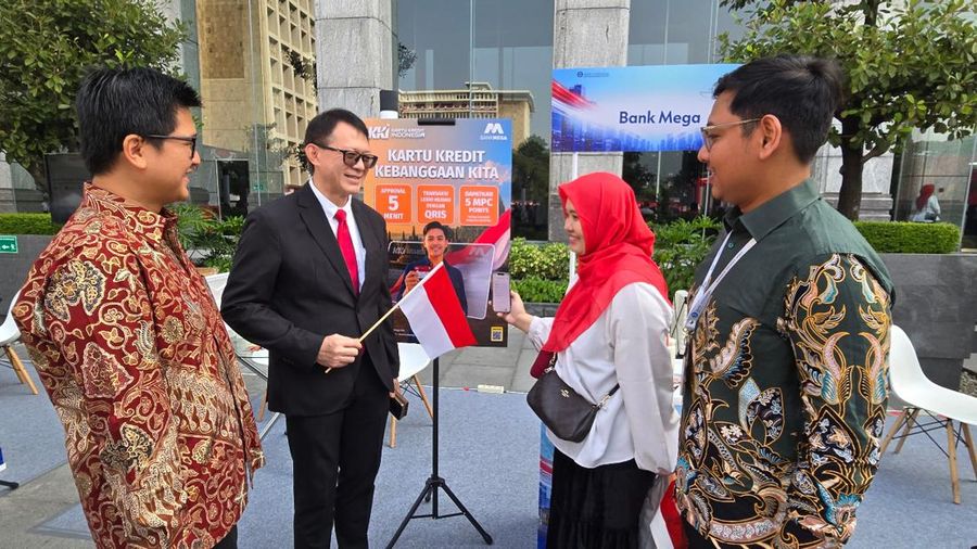 Direktur IT & Operasional Bank Mega, YB. Hariantono (kedua kiri) bersama dengan CCUL Product & Portofolio Head, Yan Adisesha Gandhi (kiri) menyapa pengunjung yang hendak melakukan registrasi KKI melalui aplikasi M-Smile setelah pelaksanaan Upacara Pe