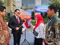 Direktur IT & Operasional Bank Mega, YB. Hariantono (kedua kiri) bersama dengan CCUL Product & Portofolio Head, Yan Adisesha Gandhi (kiri) menyapa pengunjung yang hendak melakukan registrasi KKI melalui aplikasi M-Smile setelah pelaksanaan Upacara Pe