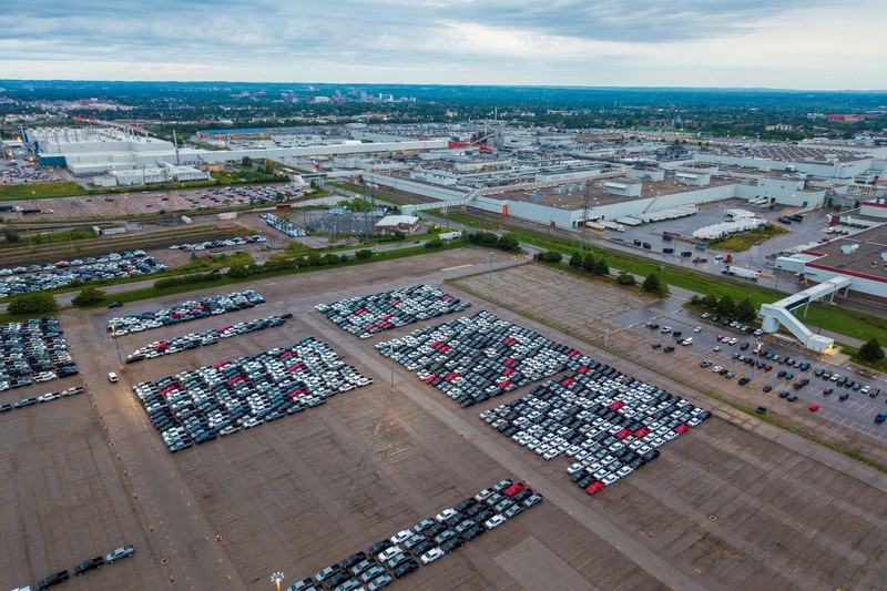 Foto udara menujukkan kendaraan terparkir di luar pabrik perakitan GM di Oshawa, Ontario, Kanada, saat Presiden AS Donald Trump menunda pemberlakuan tarif baru terhadap Kanada selama tiga hari, Rabu (19/8/2026). (REUTERS/Carlos Osorio)